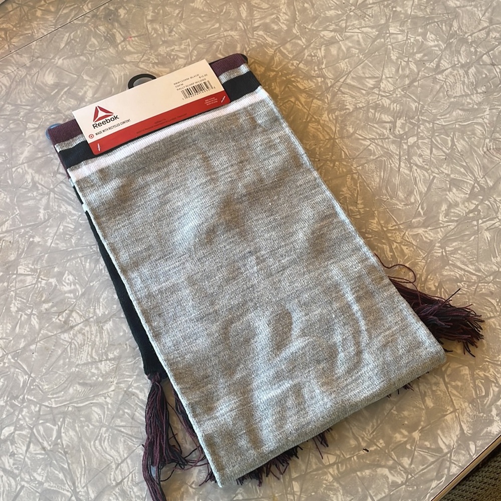 NEW WITH TAGS - Reebok Scarf - Picture 2 of 3